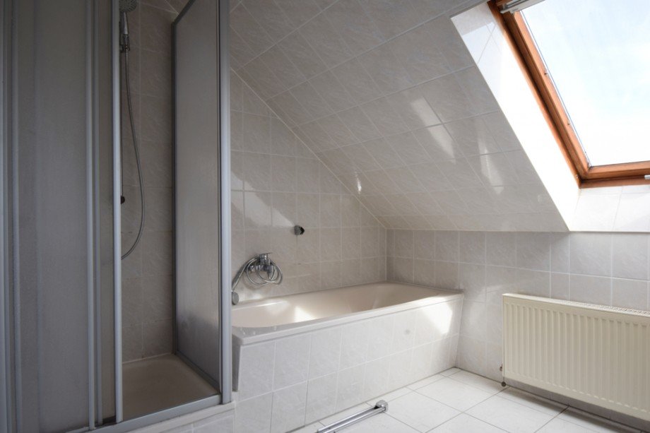 Badewanne und Dusche Dachgeschosswohnung Erfurt