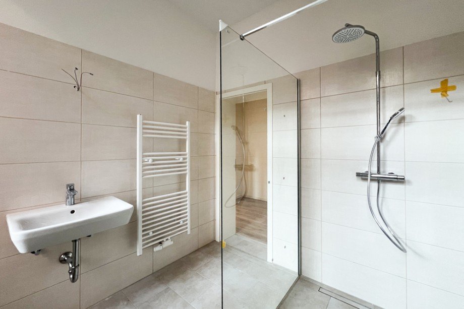 Bad mit gro�er Dusche Erdgeschosswohnung Erfurt / L�bervorstadt