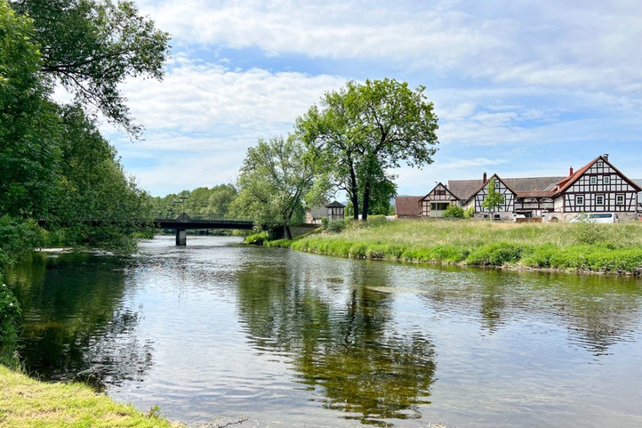 Ausbauobjekt (in dre Mitte hinter B�umen versteckt) am Saaleufer Haus Saalfeld/Saale / Remsch�tz