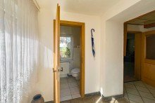 G�ste- WC im Eingangsbereich Traditionelles Einfamilienhaus mit gro�er Scheune & h�bschem Garten