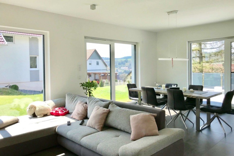Wohn- und Esszimmer mit Ausblick Einfamilienhaus Steinbach-Hallenberg/ Viernau