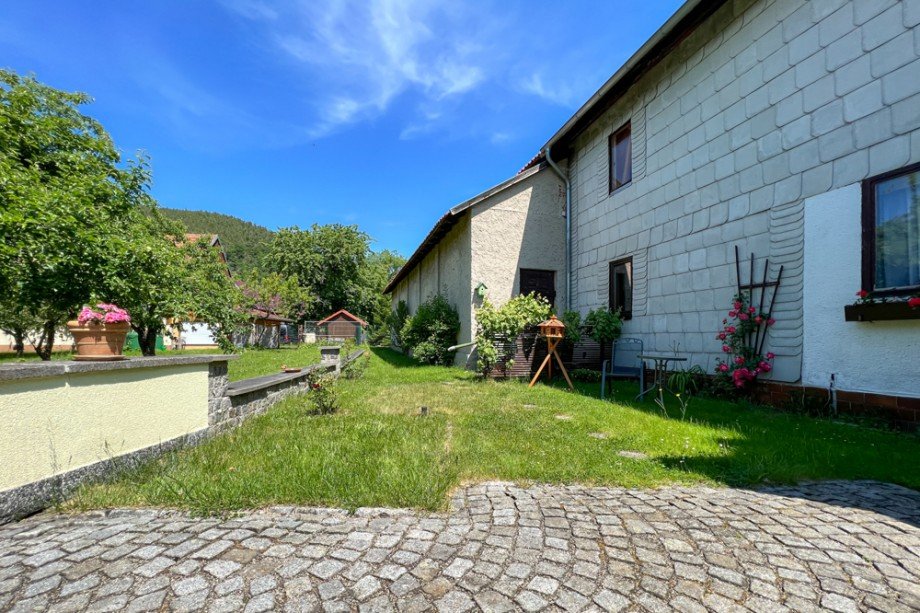 Schmaler Garten hinter dem Haus Haus Saalfeld/Saale / Remsch�tz