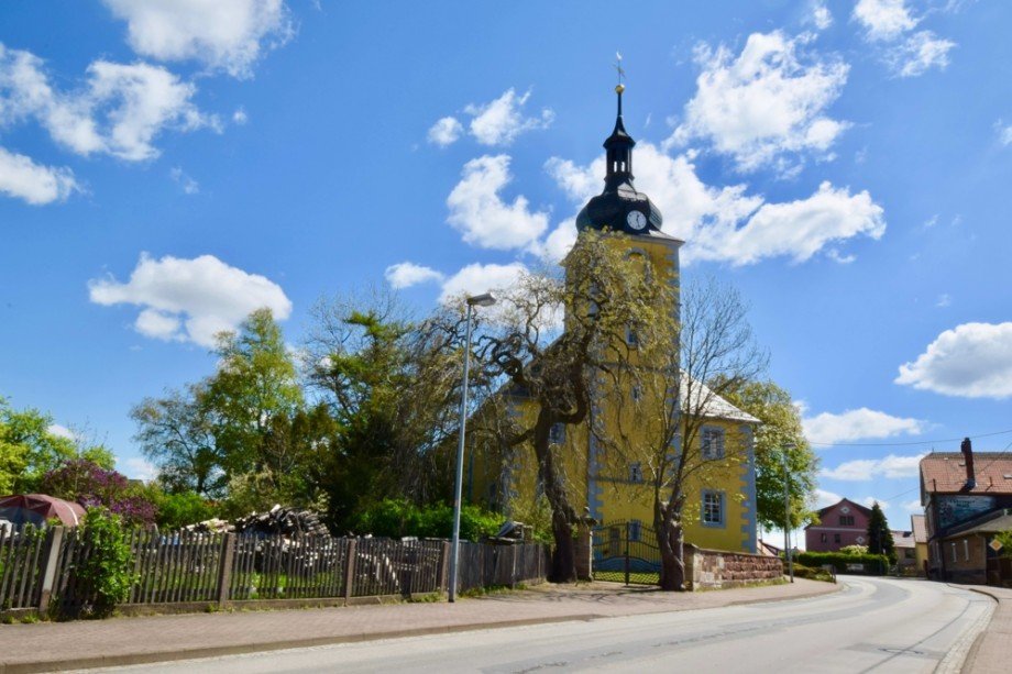 Bahnhofstra�e in Gr�fenhain mit Dreifaltigkeitskirche Doppelhaush�lfte Gr�fenhain/ Ohrdruf