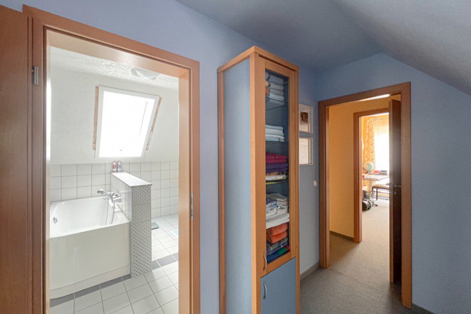 Blick vom Flur in Bad & kl.Zimmer Einfamilienhaus Arnstadt
