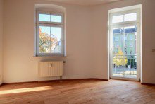 Wohnzimmer mit neuem Echtholzparkett Kleine Eigentumswohnung in Innenstadtn�he mit Balkon und EBK