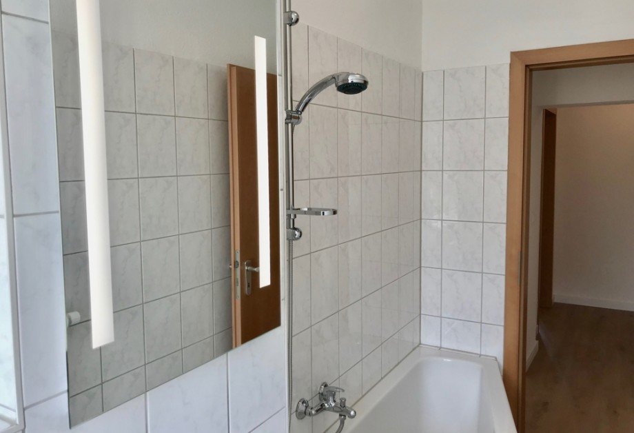 Badezimmer beleuchteter Spiegel Erdgeschosswohnung Erfurt