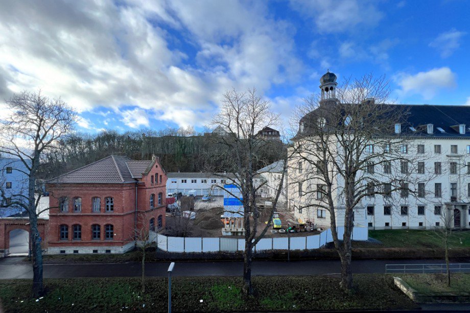 Blick aus dem Wohnzimmer - direkt auf den Petersberg Etagenwohnung Erfurt