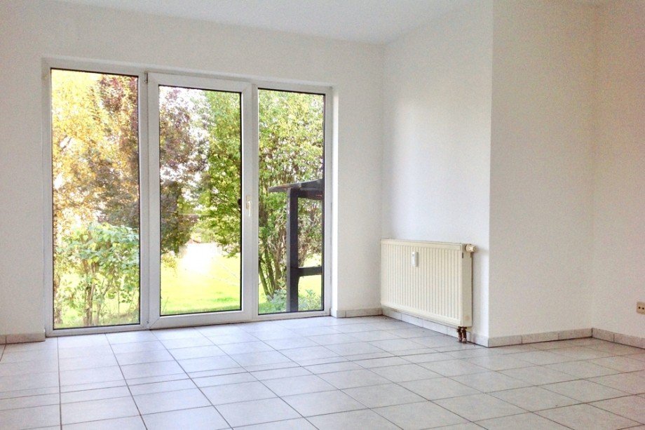 Gro�e Terrassent�r im Wohnzimmer Erdgeschosswohnung Haina