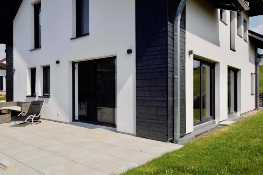 Gro�e Terrassent�ren im Wohnzimmer Einfamilienhaus Steinbach-Hallenberg/ Viernau