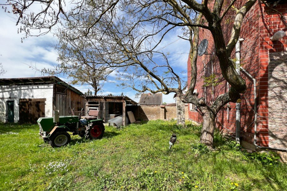 Hinter dem Wohnhaus Mehrfamilienhaus Bretleben