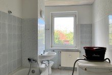 Gro�e Tageslichtbad Vierraumwohnung mit Balkon im 1.OG