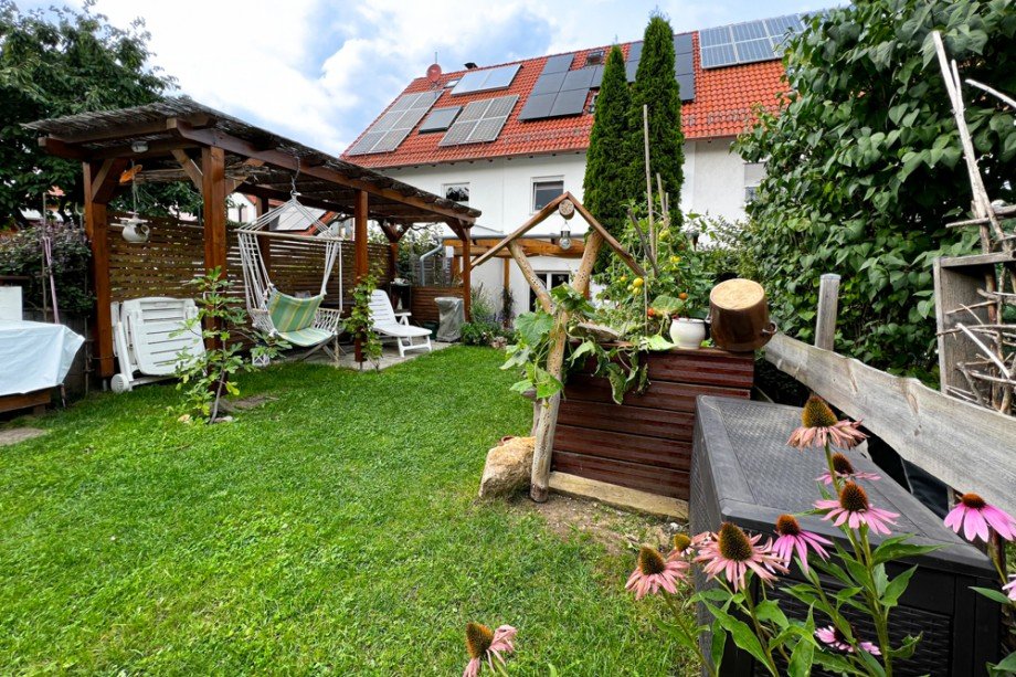 Pergola im Garten Reihenmittelhaus Grammetal