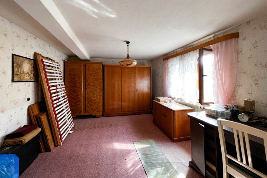 Gro�es Schlafzimmer stra�enseitig Bauernhaus Gro�heringen