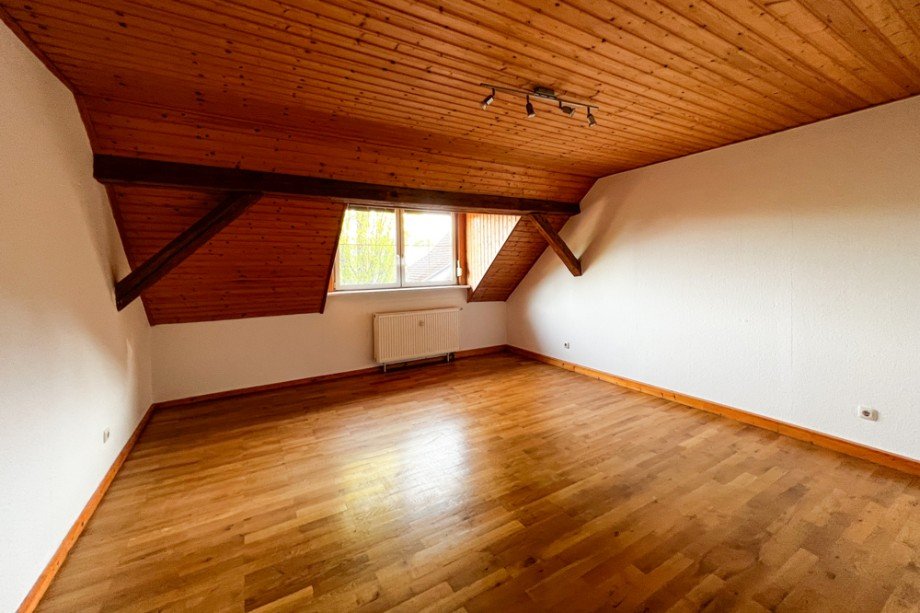 Schlafzimmer f�r Holzliebhaber Maisonettewohnung Erfurt/ Vieselbach