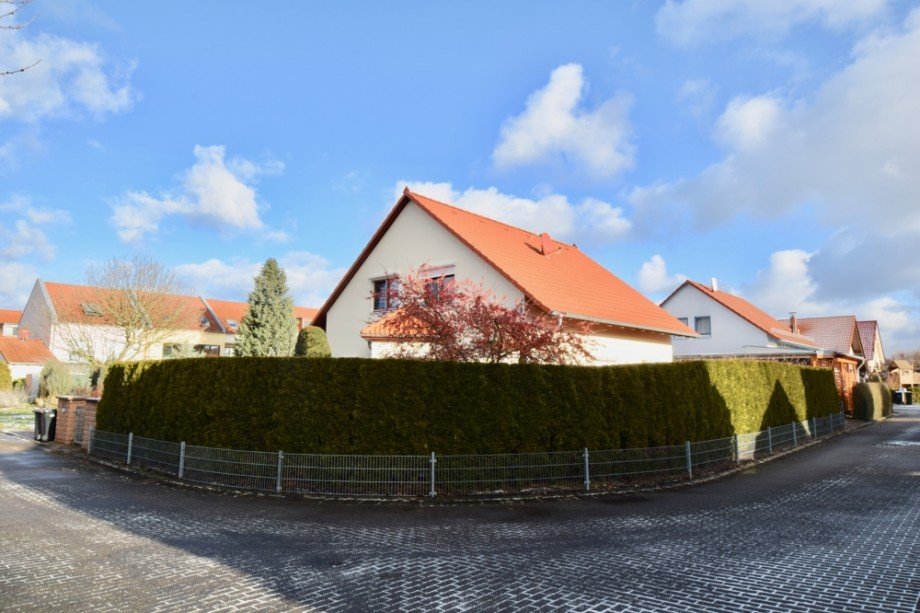 Blickdichte Hecke umgibt das Grundst�ck Einfamilienhaus Erfurt