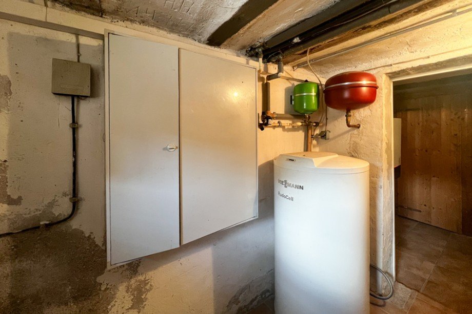 Sicherungskasten und Wasserspeicher Einfamilienhaus Drei Gleichen / M�hlberg