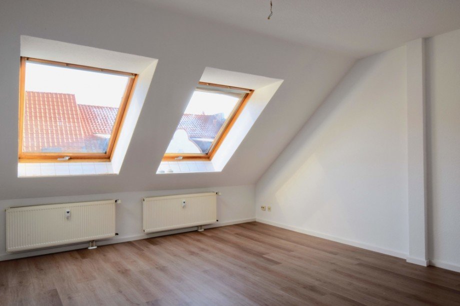 Gro�es Schlafzimmer rechts Dachgeschosswohnung Erfurt