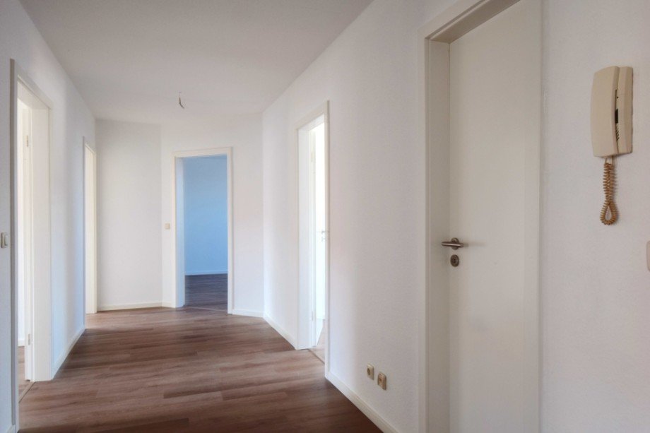 Wohnungsflur mit Blick zum Wohnzimmer Dachgeschosswohnung Erfurt