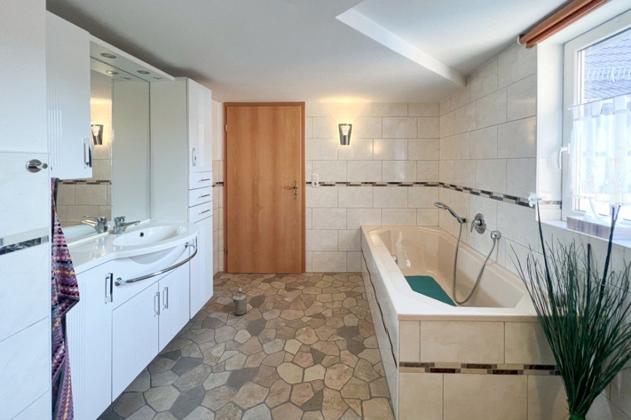 Tageslichtbad mit Badewanne Einfamilienhaus Unstrut- Hainich / Sch�nstedt