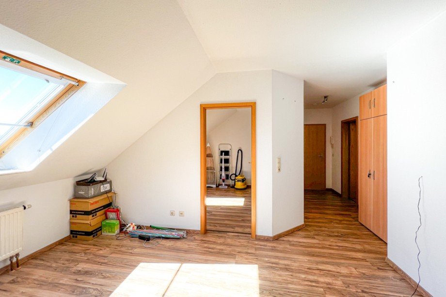 Blick von WZ zu Schlafzimmer und Flur Dachgeschosswohnung Erfurt
