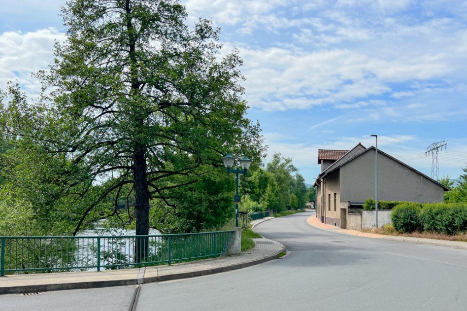 Gro�es Wohn- und Gesch�ftshaus an der Saale Haus Saalfeld/Saale / Remsch�tz