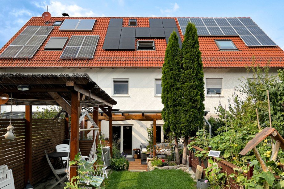 Photovoltaik zu beiden Dachseiten Reihenmittelhaus Grammetal