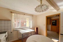 Blick von K�che in den Flur Traditionelles Einfamilienhaus mit gro�er Scheune & h�bschem Garten