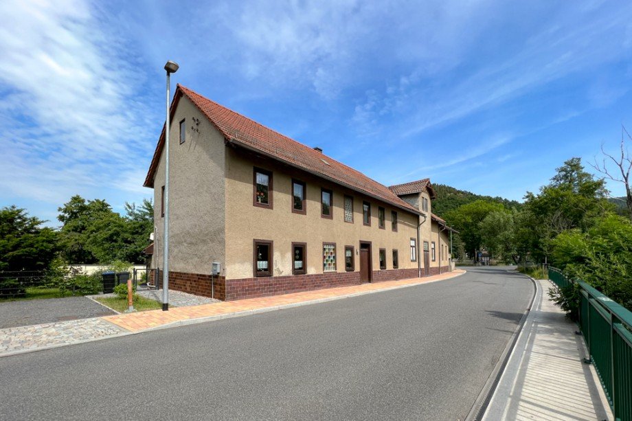 Giebelseite mit Stellplatz und Garteneingang Haus Saalfeld/Saale / Remsch�tz