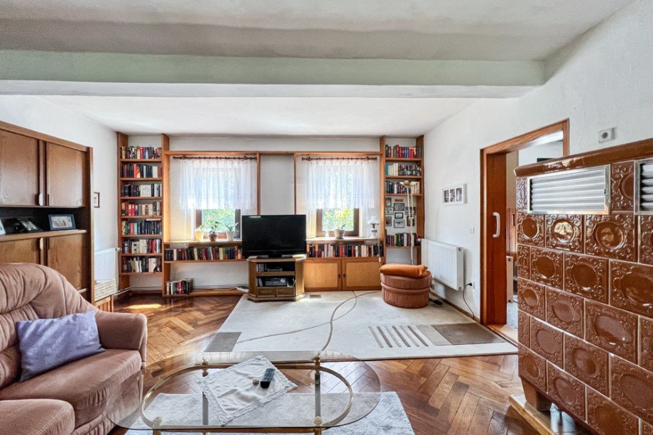 Helles Wohnzimmer mit Echtholzparkett Haus Saalfeld/Saale / Remsch�tz