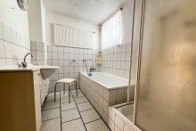 Bad mit Dusche und Badewanne Traditionelles Einfamilienhaus mit gro�er Scheune & h�bschem Garten