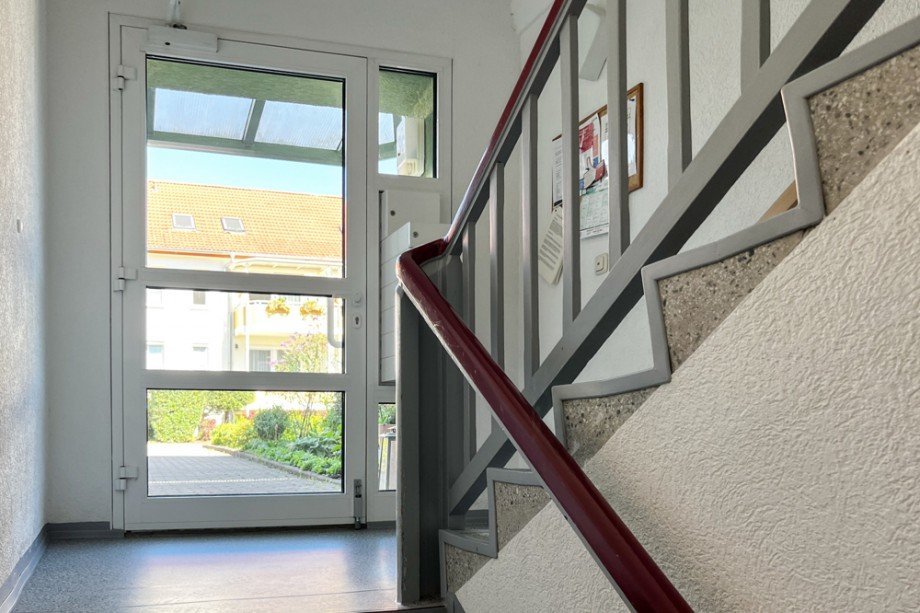 Haust�r mit Treppenaufgang Dachgeschosswohnung Erfurt