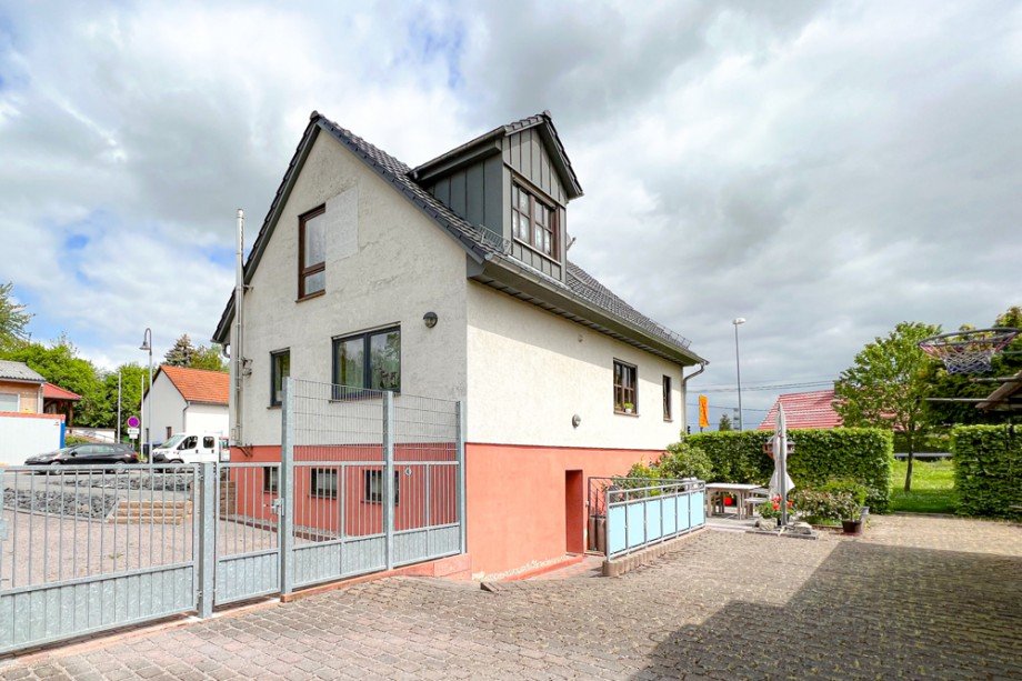 Hofansicht mit Terrasse und Garteneingang Einfamilienhaus Arnstadt