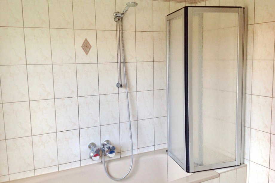 Tageslichtbad mit Badewanne Erdgeschosswohnung Haina