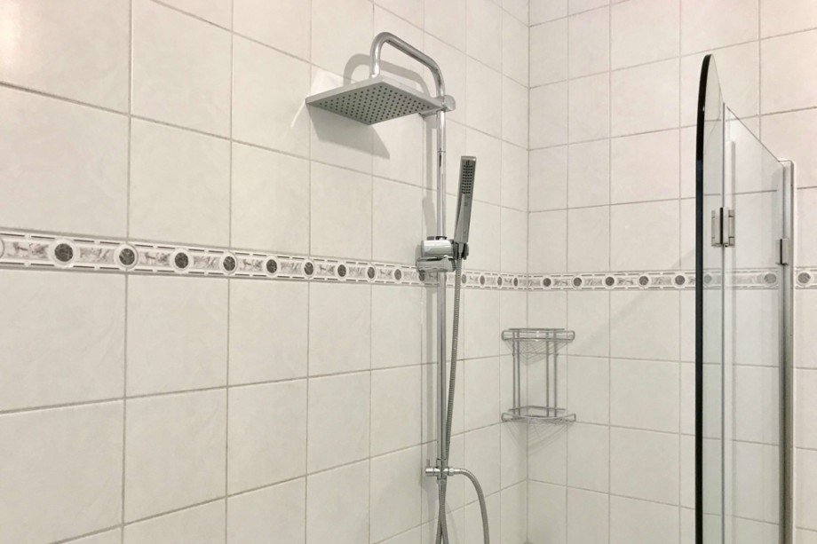 Badezimmer mit neuer Duschgarnitur Etagenwohnung Erfurt
