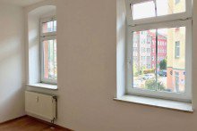 Fensterfront im Schlafzimmer Kleine Eigentumswohnung in Innenstadtn�he mit Balkon und EBK