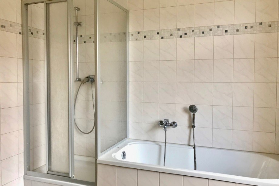Badezimmer mit Badewanne & Dusche Maisonettewohnung Udestedt