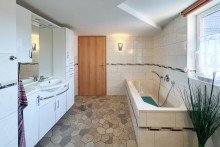 Tageslichtbad mit Badewanne Liebevoll modernisiertes Bauernhaus mit separatem Garten