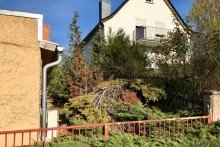 Schmale Gr�nfl�che hinter den Anbauten Kleines Wohnhaus mit gro�em Potential