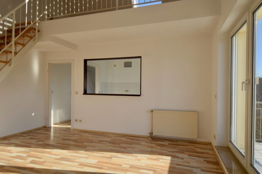 Wohnzimmer mit Blick zur K�che Dachgeschosswohnung Erfurt