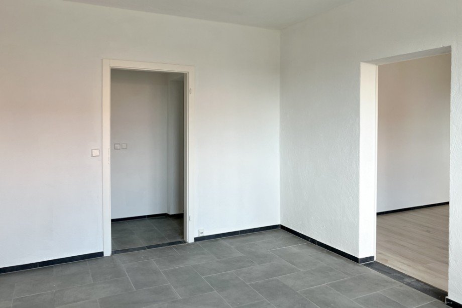 Wohnzimmer mit Blick ins Schlafzimmer Etagenwohnung Buttst�dt