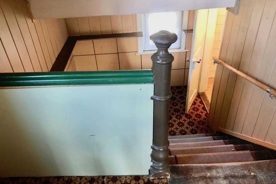 Kopfeinziehbalken im Treppenhaus mit Eingang zum WC Doppelhaush�lfte Gr�fenhain/ Ohrdruf