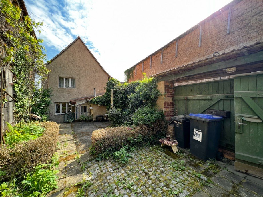 Blick Hof zum kleinen Wohnhaus Bauernhaus Gro�heringen