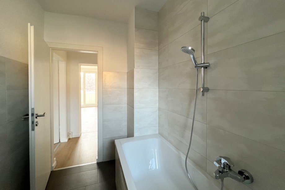Blick vom Bad zum Wohnzimmer Etagenwohnung Erfurt