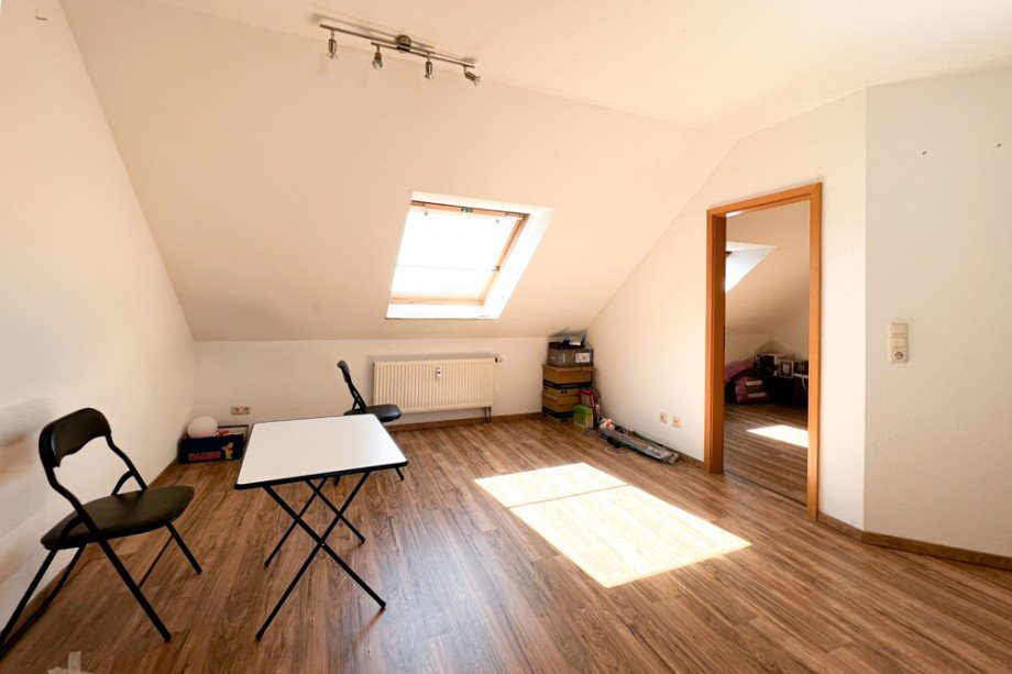 Wohnzimmer mit angrenzendem Schlafzimmer Dachgeschosswohnung Erfurt