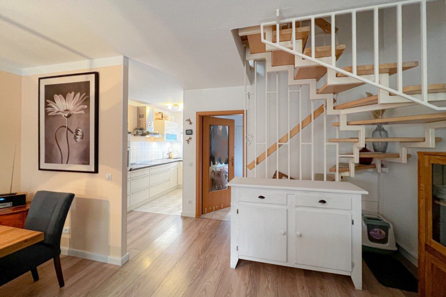 Eingangsbereich mit K�che und Treppe Reihenmittelhaus Grammetal