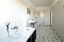Badezimmer mit neuer Badewanne Gem�tliche Dreiraumwohnung mit Balkon im Erdgeschoss + TG- SP inkl.