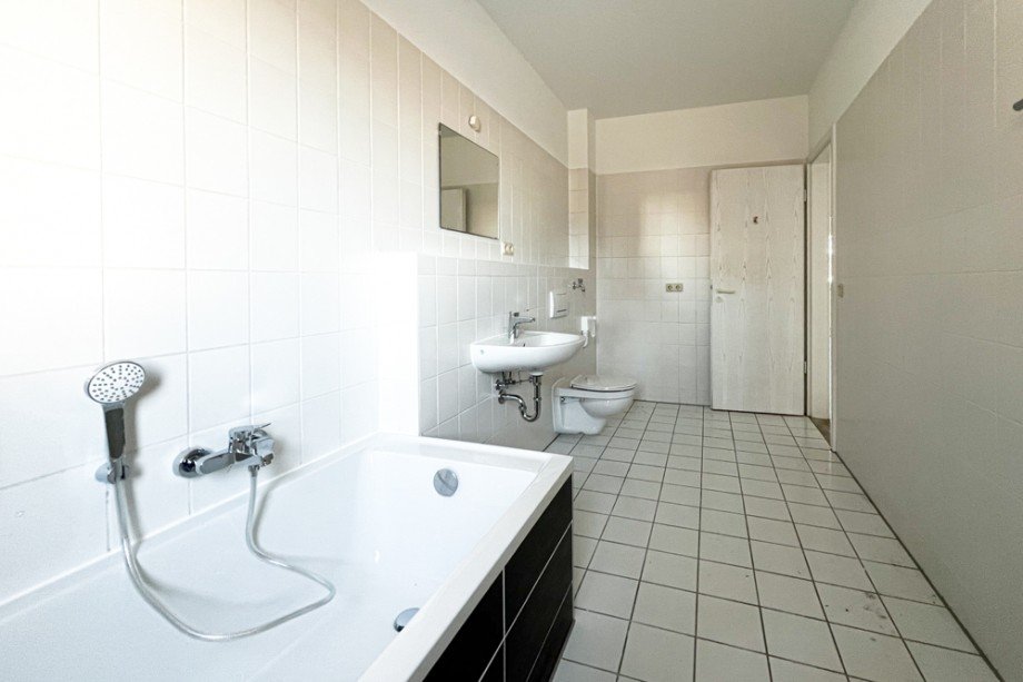 Badezimmer mit neuer Badewanne Erdgeschosswohnung Erfurt