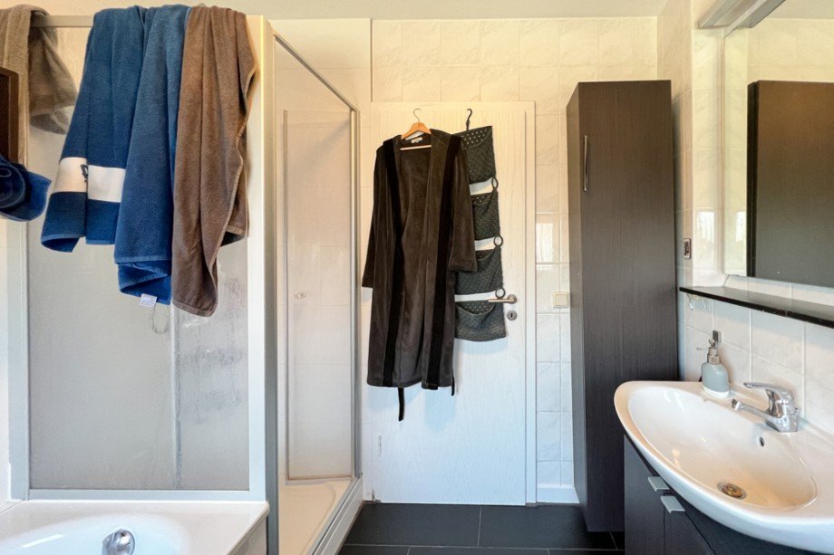 Badezimmer miit moderner Dusche Reihenmittelhaus Erfurt/ Frienstedt