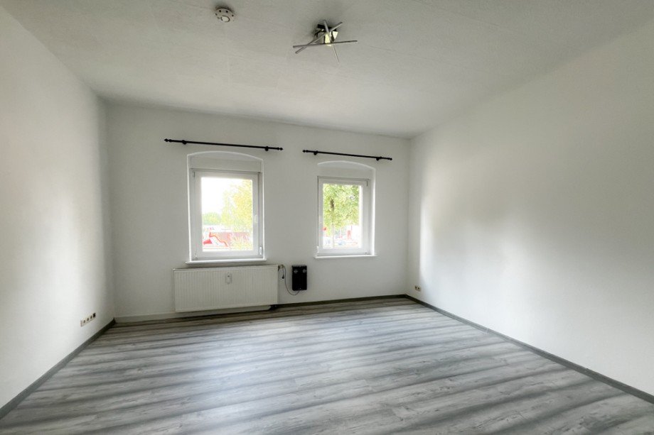 Wohnzimmer in bezugsbereiter EG Wohnung Mehrfamilienhaus Erfurt