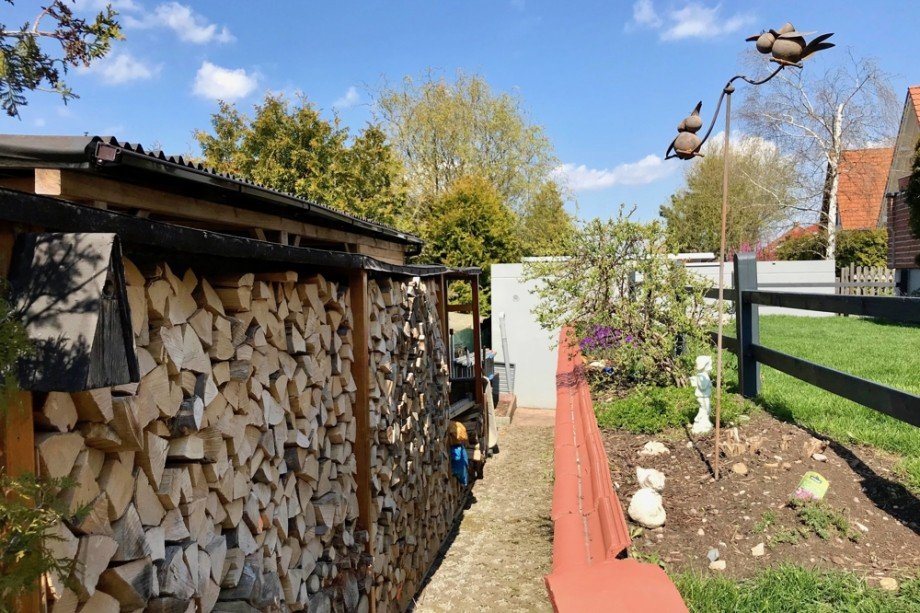 Holzlager an der Grundst�cksgrenze Einfamilienhaus Arnstadt/ Marlishausen